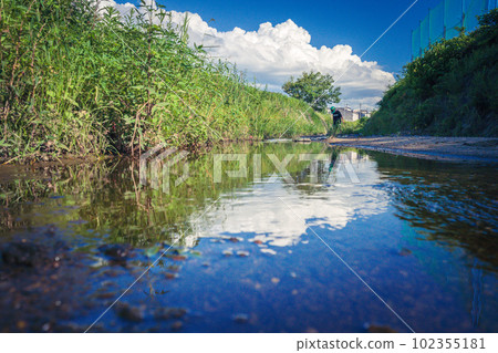 男孩在河邊玩耍 102355181
