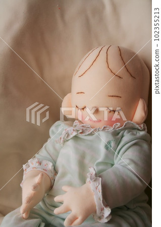 A life-size doll that gently and realistically reproduces a baby at birth A life-size doll that gently and realistically reproduces a baby at birth 102355213