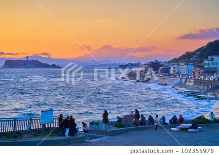 People watching the evening view of Inamuragasaki in Kamakura City, Kanagawa Prefecture 102355978