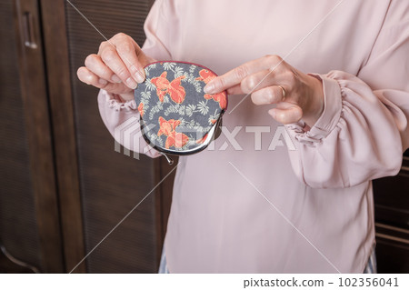 [A housewife turning over an empty clasp] 102356041