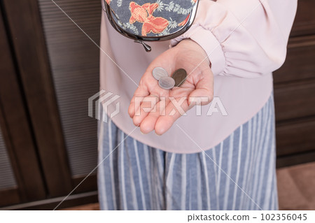 [If you turn over the empty clasp, there will be a few coins...] 102356045