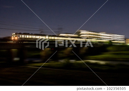 [Chuo Main Line] Regular train running through the city at night 102356505
