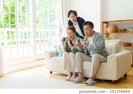 在客廳玩電子遊戲的老年夫婦 102356969