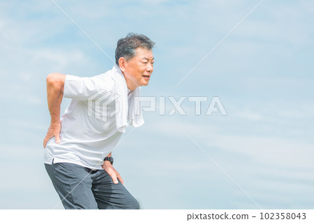 Elderly/senior Asian men who exercise and hurt their lower back Elderly/senior Asian men who exercise and hurt their lower back 102358043