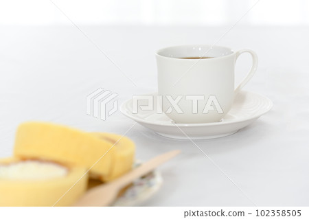 coffee cup and cake roll 102358505
