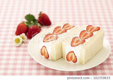 Strawberry fruit sandwich on a white round plate 102359633