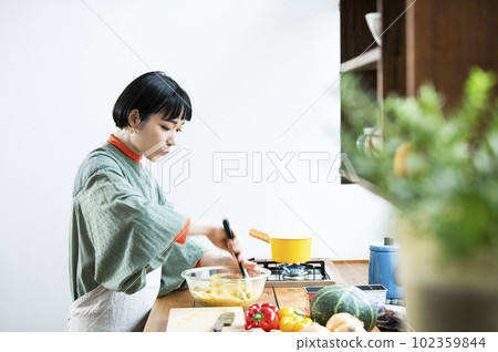 做南瓜煎餅的年輕女人 做南瓜煎餅的年輕女人 102359844