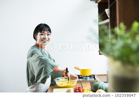 做南瓜煎餅的年輕女人 102359847