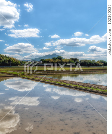 Chikusei City, Ibaraki Prefecture Reflection of rice paddies and Mt. Tsukuba in spring 102360523