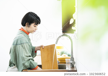 洗菜板的年輕女人 102360652
