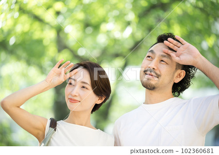 夏日陽光下耀眼的一對情侶 中暑，強烈的陽光，中暑 102360681