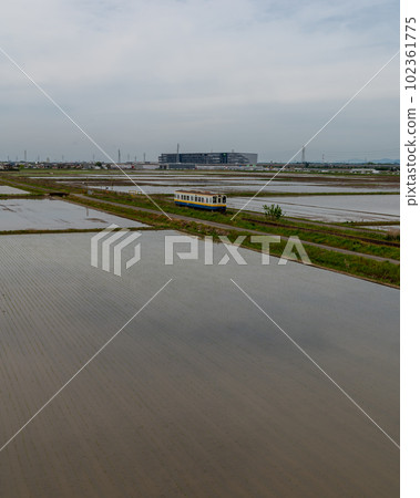 茨城縣常總市常總線和春季水田的倒影 茨城縣常總市常總線和春季水田的倒影 102361775
