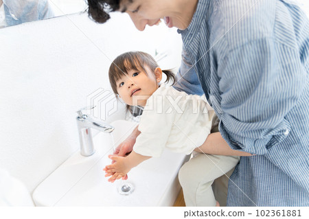 被爸爸抱在洗手間洗手的嬰兒 被爸爸抱在洗手間洗手的嬰兒 102361881