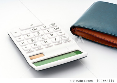 計算器和錢包。白色背景 102362115