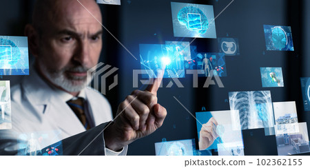一位醫生正在看全息圖屏幕、醫療技術、橫幅和廣告的水平視覺效果 102362155
