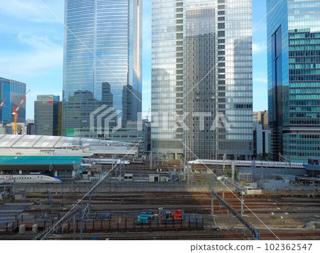 JR 東京站的 Kran 屋頂和子彈頭列車 JR 東京站的 Kran 屋頂和子彈頭列車 102362547