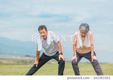 做彎曲和舒展鍛煉、熱身鍛煉和舒展的資深夫婦 102363301
