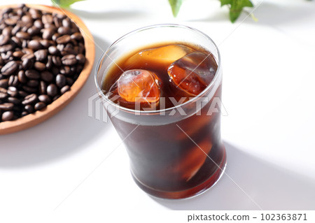 iced coffee and coffee beans 102363871