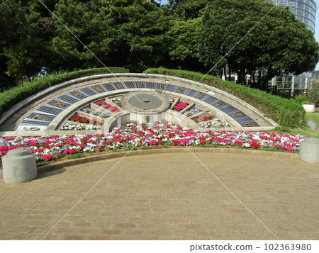 Inage Seaside Park Flower Clock Spring flowers in the flower bed Impatiens flowers 102363980