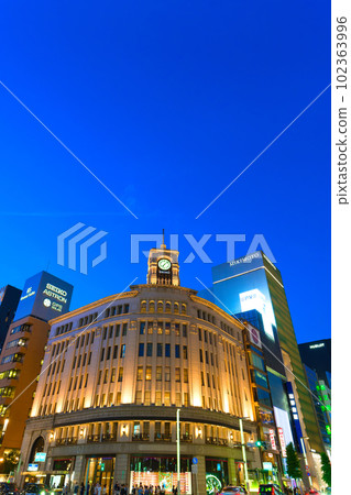 [Tokyo] Sightseeing in Ginza at night on a refreshing blue sky holiday in May 102363996