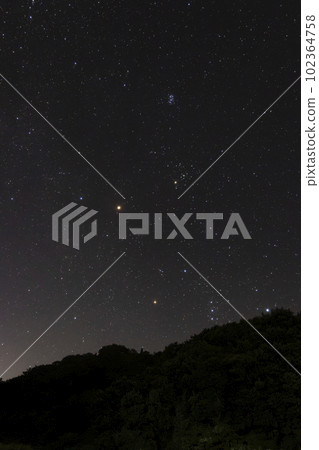 秋天星空升起的獵戶座和昴星團 102364758
