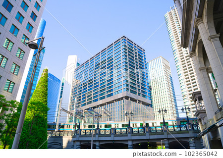 [東京]在五月清爽的藍天假期中，在港區的新鮮綠色環境中觀光 102365042