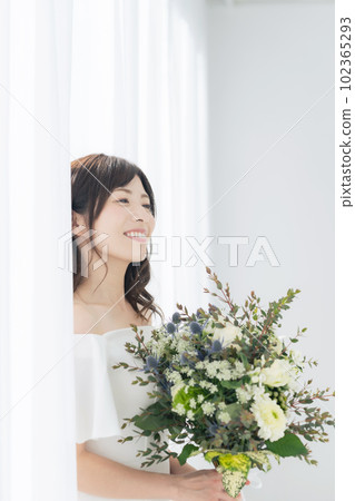 拿著花束的女人婚紗照 拿著花束的女人婚紗照 102365293