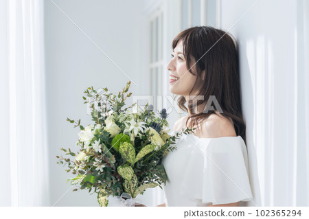 拿著花束的女人婚紗照 102365294