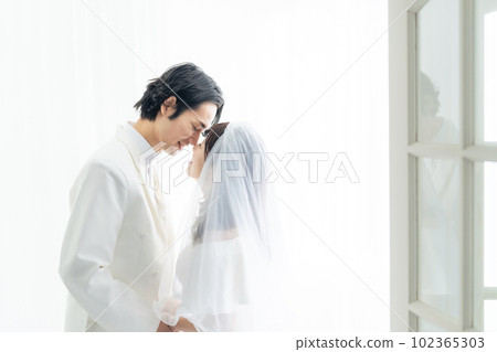 Bride and groom facing each other Bridal photo Photo wedding pre-shoot Bride and groom facing each other Bridal photo Photo wedding pre-shoot 102365303
