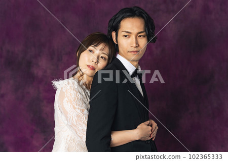 依偎情侶婚紗照寫真婚禮預拍 102365333