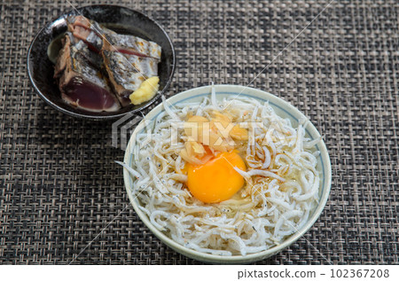 鍋炒銀魚飯和鰹魚燒 鍋炒銀魚飯和鰹魚燒 102367208