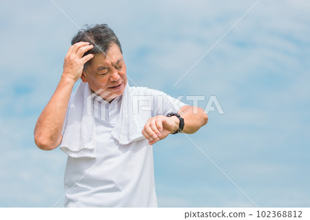 一邊看手錶/運動手錶一邊鍛煉/訓練/走路(麻煩/擔心) 一邊看手錶/運動手錶一邊鍛煉/訓練/走路(麻煩/擔心) 102368812