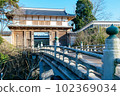 A view of the Otemon gate of Mito Castle, a sightseeing spot in Ibaraki Prefecture, from the side of the bridge 102369034