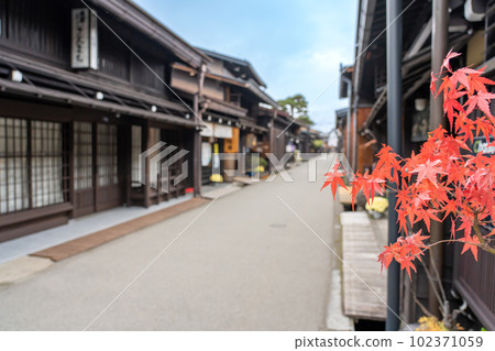 Takayama City, Gifu Prefecture The old townscape of Hida Takayama with its beautiful autumn maple leaves Takayama City, Gifu Prefecture The old townscape of Hida Takayama with its beautiful autumn maple leaves 102371059