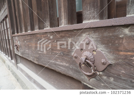 Metal fittings that connect the horses of an old folk house Metal fittings that connect the horses of an old folk house 102371236