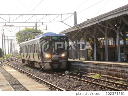 距離供奉著神武天皇的橿原神宮最近的車站,設有供皇室參觀的貴賓室的“Unebi Station”。 距離供奉著神武天皇的橿原神宮最近的車站,設有供皇室參觀的貴賓室的“Unebi Station”。 102371561