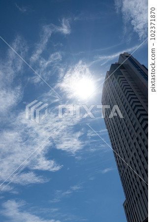 摩天大樓和天空 102371870