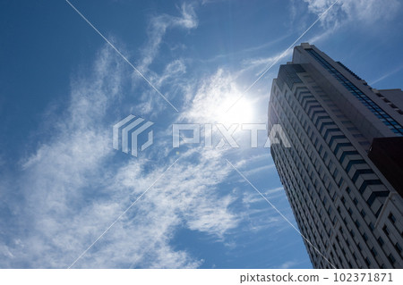 摩天大樓和天空 102371871
