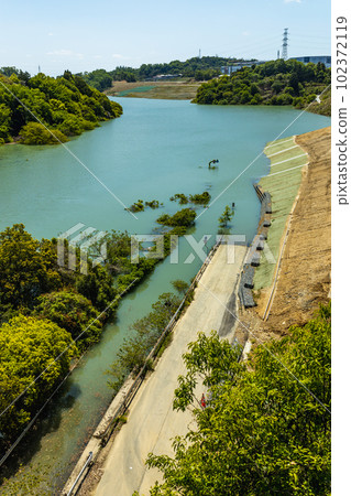 水壩建設淹沒的河濱道路和路標 水壩建設淹沒的河濱道路和路標 102372119