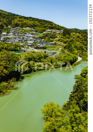 河濱道路因大壩建設被淹沒 102372134