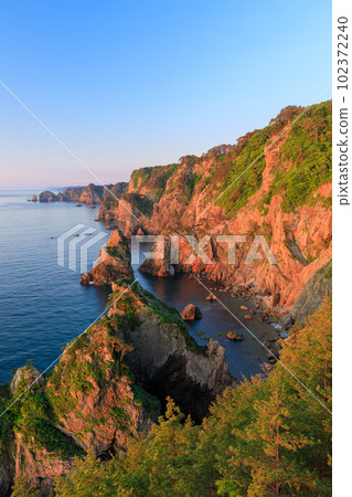 岩手縣_北山崎海岸線在朝陽下閃耀的壯觀景色 102372240