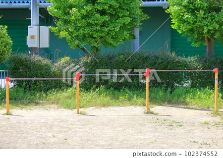 公園圖像中的單槓 公園圖像中的單槓 102374552