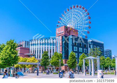 橫濱市景，日本中心北站前，俯瞰市景，摩天輪和都筑坂急在藍天閃耀 102375699