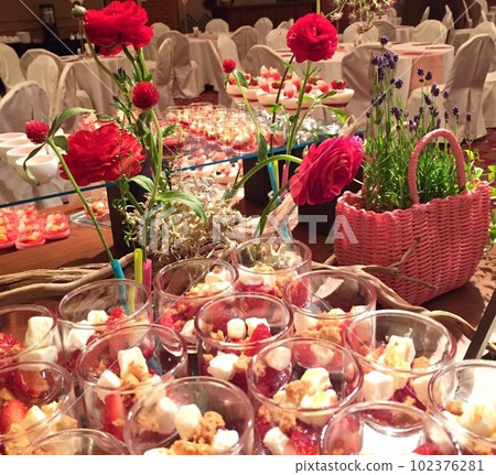 蛋糕和鮮花 102376281