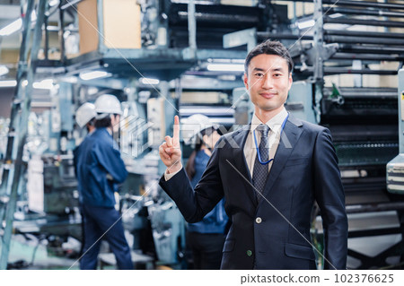 商人手指在工廠 商人手指在工廠 102376625
