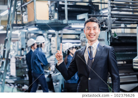 商人手指在工廠 商人手指在工廠 102376626