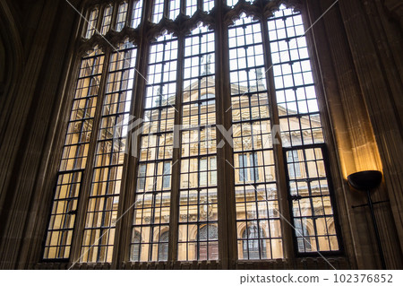 從格子窗看到的一座歷史悠久的石頭建築，牛津市 102376852