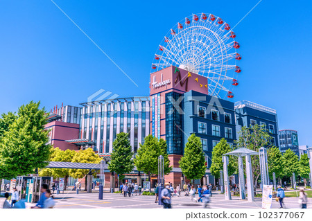 Cityscape of Yokohama, Japan Center Kita Ekimae, overlooking the cityscape with the Ferris wheel and Tsuzuki Hankyu shining in the blue sky Cityscape of Yokohama, Japan Center Kita Ekimae, overlooking the cityscape with the Ferris wheel and Tsuzuki Hankyu shining in the blue sky 102377067