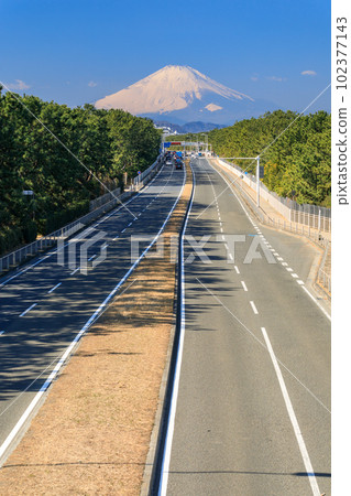 Kanagawa _ Route 134 running along the coast and scenery of Mt. Fuji 102377143