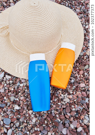 Templates of tubes of sunscreen lotion or sunblock cream and hat. Spf uv-protect cosmetic products. Templates of tubes of sunscreen lotion or sunblock cream and hat. Spf uv-protect cosmetic products. 102377373